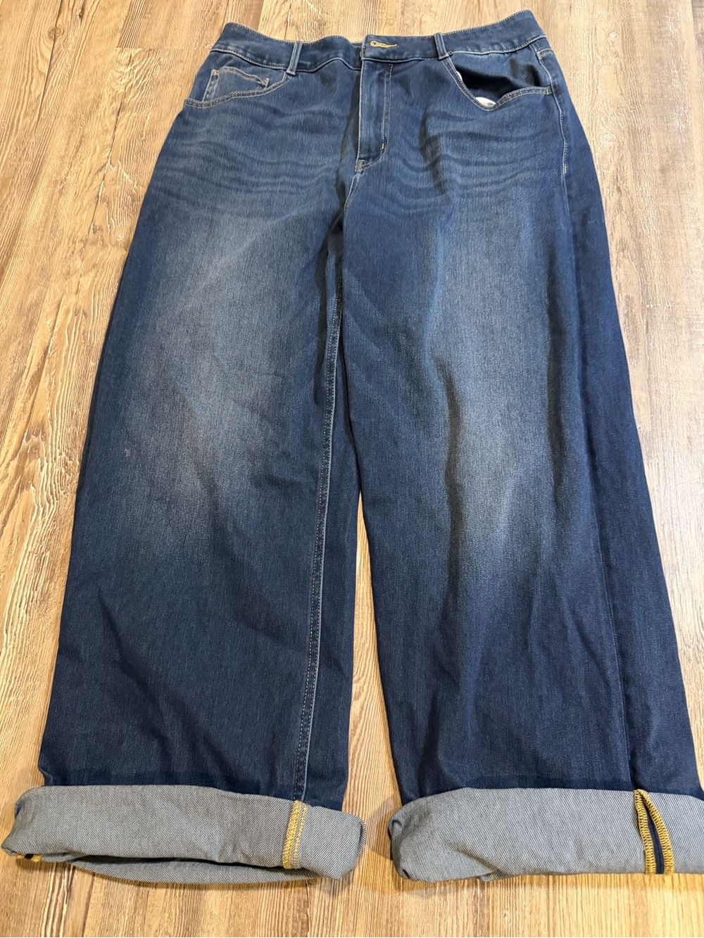 Halara sz L Wide-Leg Women's Jeans Dark Blue. Cropped w/ small flaw on stiching